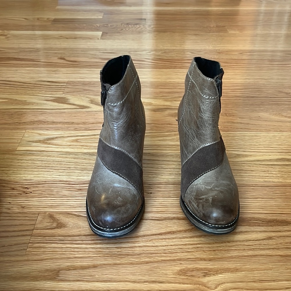 Beautiful comfortable Dromedaris boots. Tan & light brown. Great leather.